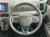インテリアに合わせたデザインのステアリングは、運転される方のことも考え、運転しやすい形状、大きさです。是非一度、実際に触ってお確かめください。