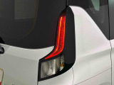 急ブレーキを後続車にお知らせするエマージェンシーストップシグナル機能付きLEDリヤコンビネーションランプ(LEDストップランプ)