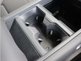使い勝手の良い2口ドリンクホルダーを装備しております。