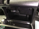 ETC車載器です。センターボックス内に設置されています。センターボックスはキーロック付きです。