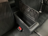 ベンチシート形状で足元も含め広々ゆったり座っていただけます。運転席側に装備してますセンターコンソールボックスを利用頂くとセパレートしてリラックス、ベンチにして開放的に2タイプお好みに合わせ使えます。