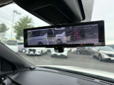 インテリジェントルームミラー搭載!車両後方に装着した高解像度カメラの映像をミラー面に映し出すので、車内の状況、天候等に影響されずクリアな後方視界を確保出来ます。※通常のミラーへ切替が出来ます