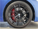 BMWの純正アロイホイールは軽量かつ強度にも優れているホイールで走行性能を引き上げる設計になっております。足元にもBMWは妥協がなくこだわっている個所になります。