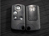 【Hondaスマートキーシステム】ボタンひとつでカギの施錠ができ、ノブ操作だけでエンジンの始動が可能。