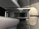 センターアームレスト付きで運転中も腕が楽々!