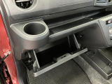 グローブボックスなどの多彩で便利な収納が設けられています