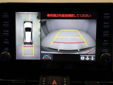 パノラミックビューモニターを装備。駐車場や交差点でクルマを真上から見るように周囲を確認できます。機能の詳細は販売店スタッフまでおたずねください。