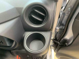 最も気になる室内は、特にこだわってクリーニングしております。マットやシートだけではなく、エアコンの吹き出し口やドアノブの隙間など、様々なブラシや道具を使い分けて、隅々までクリーニングしております。