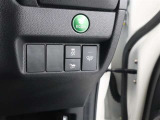 〈VSC〉は、車両の横滑りをセンサーが検知すると、4輪それぞれのブレーキの力とエンジンの出力を自動的に制御し、車両の安定性を確保します!