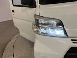 【LEDヘッドライト】白く照らされるのが特徴です。明るいだけでなく、周囲からの認知されやすく歩行者や死角にいる方へアピール効果、安全性が飛躍的に向上します!