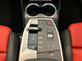 ドライバーを中心に考えた運転席の設定になっております。ナビゲーション/エアコンの操作も簡単に操作が可能です。是非、ご試乗で体感していただくことをおススメいたします。