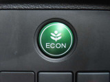 ECONとは、エコノミーの略であり、Dポジション時にインストルメントパネルに設置した緑色のスイッチ(写真)を押すことで、燃費性能を向上させる走行モードに移行するシステムです!
