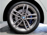 【BMWアロイホイル】軽量かつ強度に拘ったアロイホイル。走行性能ポテンシャルを引き出す設計。車の足元を引き締めてくれる大きなポイントはアロイホイルです。