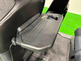 飲み物や食べ物を気軽に置ける格納式シートバックテーブルを、運転席と助手席の背もたれにご用意。車内の休憩も快適です!