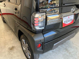 お客様に気持ち良く乗っていただけるよう、工具を使わず取り外せる部品は全て取り外し清掃しております。シート可動の場合は、シートを動かし裏側まで清掃を行っております。