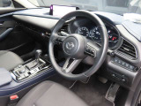 運転席のドアを開け、乗り込む際のイメージです。足元には純正フロアマットも敷かれています。