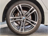 【BMWアロイホイル】軽量かつ強度に拘ったアロイホイル。走行性能ポテンシャルを引き出す設計。車の足元を引き締めてくれる大きなポイントはアロイホイルです。