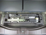 【車載工具】パンクなどのもしもの時に役立つ車載工具があります。ジャッキなどが装備されています。