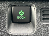 ECON・燃費のいい運転時にはメーター内の証明がグリーンに。クルマ全体を低燃費モードにします、あなたのエコ運転を、あの手この手でサポートします。