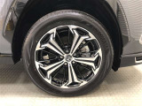 PHV専用19インチアルミホイール(235/55R19)装着です。