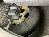 近年、パンク修理キット装着車が増えておりますが、タイヤ側面の損傷やタイヤがホイールから外れた場合はやっぱりスペアタイヤが安心です。