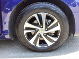 純正アルミホイールです。足元が引き立つので、車全体のイメージがアップしますよ!
