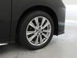 装着タイヤサイズは、235/50R18です。純正アルミホイールを装着しております。