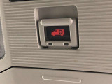 SOSボタンです。自動車の運転中、事故や急病時などの緊急事態が発生したときに、ヘルプネットを通じて外部に救助を手配するためのボタンです。