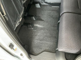 しっかりと汚れ、砂ぼこりを落とし足元まで清潔な車内空間を作り上げております♪