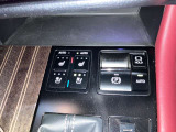 運転席&助手席には、冬はシートヒーター、夏はベンチレーションシステムが備わっており、快適にドライブしていただけます。