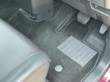 純正フロアカーペット付きです。社外品とは違い、マットのズレも少なく安全に運転できます。