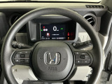 ステアリング右手側に安全運転支援機能のホンダセンシングをコントロールするスイッチ、左手側にオーディオ関連のコントロールスイッチを配置、視線を逸らすことなく運転に集中できます