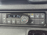 車内環境を自動でコントロールするフルオートエアコン。長距離ドライブも快適です。
