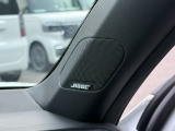 BOZE車と共同開発した、12スピーカー搭載のサウンドシステム。まるでコンサート会場にいるような臨場感を全席で味わえます。