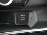 ◆USB接続端子◆スマホやiPodなどを接続して、いつもの音楽を車内でもお楽しみいただけます♪
