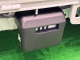 もしものバッテリー上がり時,ブースターケーブルの繋ぎやすい,運転席側荷台横にバッテリー。カバー付きです。