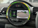 後方の映像を車載画面に表示するバックカメラ。駐車や車庫入れをサポートし、ガイドラインで距離や角度を確認でき、安全でスムーズな運転を助けます。