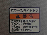 最も気になる室内は、特にこだわってクリーニングしております。マットやシートだけではなく、エアコンの吹き出し口やドアノブの隙間など、様々なブラシや道具を使い分けて、隅々までクリーニングしております。