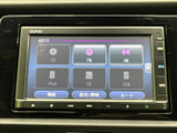 お好みの音楽を、様々なソースから楽しめます。CD、ラジオ、USBなど、多様なメディアに対応しており、移動時間を豊かに彩ります。