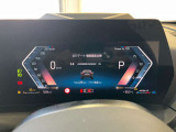 カーブドディスプレイ:メーターパネルからナビ画面を一枚の曲面のディスプレイにする事で、人間工学に基づいたタッチコントールが可能、コックピットのスイッチ類を極力減らし、よりシンプルなインテリアデザインに