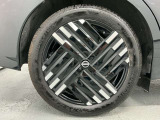 【純正アルミホイール】車体に最適化された設計による優れた耐久性と走行性能、そしてデザイン性。特に、足回りの軽量化は加速性能・燃費・乗り心地の向上に繋がり、ブレーキ性能も高めます。