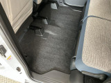しっかりと汚れ、砂ぼこりを落とし足元まで清潔な車内空間を作り上げております♪