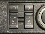 両側パワースライドドアウェルカムオープン機能 降車時にスイッチで予約しておけば、乗車時に電子カードキーを持ってクルマに近づくだけでパワースライドドアが自動でオープン♪