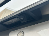 バックモニターのカメラは純正位置に隠れています。車のデザインを損なうことなく便利機能が装備されております!