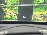 【ヘッドアップディスプレイ】現在の速度や走行情報をデジタル表示で運転席前方のガラスに投影!運転中、目線をずらさず必要な情報を確認できるのでとっても便利で安心!