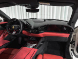 フェラーリ・アクティブ・サスペンション・テクノロジー(FAST)が、コーナリング時のロールを抑え、スポーツカーらしいフラットな姿勢を保ちます。
