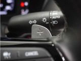 ◆減速セレクター装備◆ステアリングホイールの左右に取り付けられた2つのパドルスイッチで減速の強さを調整。 左側の「-」を操作すると減速を強く、右側の「+」を操作すると減速を弱くすることができます。