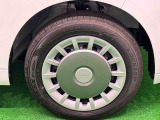 キュートな2トーンカラードフルホイールキャップ 安心のフロントベンチレーティドディスクブレーキ。