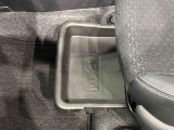 靴などが収納できる便利な助手席シートアンダートレイが付いてます