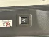 両手が荷物で塞がっている時にはコレ!パワーバックドアで開閉ラクラクです。バックドアに手が届かない時も、リモコンで開閉の操作が可能です。もちろん、荷物もたっぷり積めます。